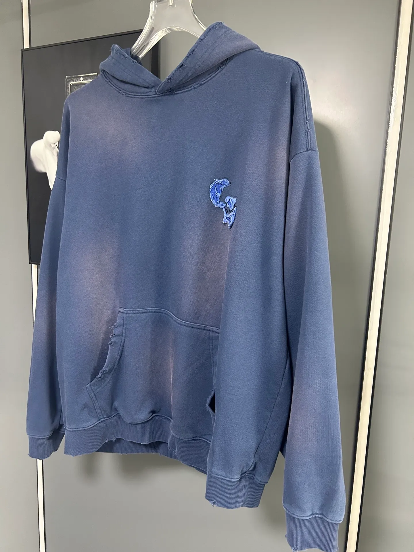P310 𝗖𝗵𝗿𝗼𝗺𝗲 𝗛𝗲𝗮𝗿𝘁𝘀/Cro Heart 2025 Cross Patch Embroidery Summer New Original Single Counter American Acid Washed Distressed Laser Burnt Patch Embroidery Couple Casual Hooded Sweatshirt 👑The highest version! Customized fabric 440g tripe terry fabric! American acid-washed and distressed original fabric laser burnt ✟appliqué embroidery and exquisite embroidery of letters! The best-selling model at the counter. It is very comfortable to wear. It is low-key yet luxurious. It is very classy when worn. The large size and tailoring are needless to say. The upper body is exquisite and vivid. 👍High-end first-class materials. A truly palace-level product. The cotton from Turkey is of outstanding quality. After heavy washing, the clothes are very soft! Not picky, the upper body is absolutely stylish and extremely luxurious. Auxiliary materials: The original model has been authenticated and labeled ➕100% silk washed with water label. Genuine purchase-grade original hangtag➕matching hanging rope➕3D hanging beads➕original packaging bag. Craftsmanship: The original version has consistent wiring! The highest version of the armhole matching technique! Countless times of pattern making to 100% restore the original appearance! The correct version is the same for men and women, super eye-catching, super good-looking, and super atmospheric! Color: White Black Royal Blue Size, XS S M L
